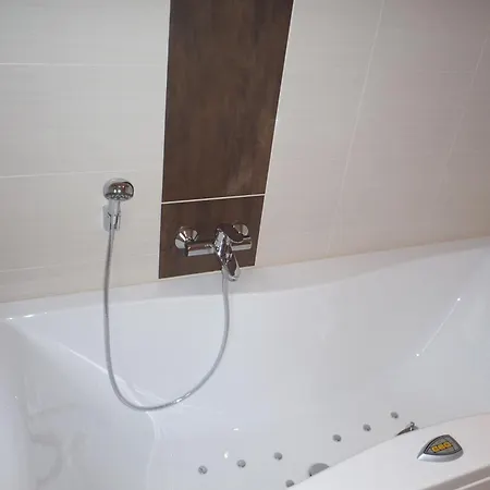 Huegel Maisonette アパート